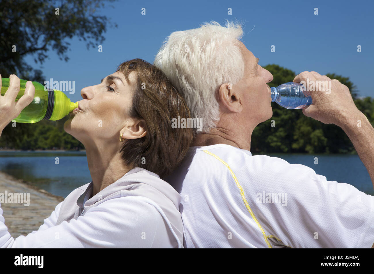 Un couple de personnes âgées d'alcool d'un lac Photo Stock - Alamy