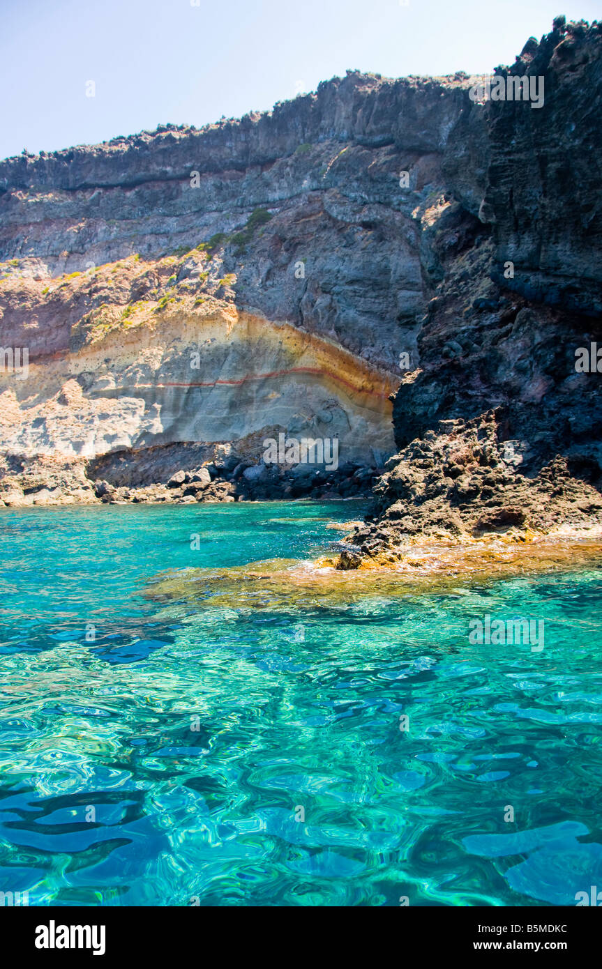 Les formations rocheuses sur la côte de l'île de Pantelleria, Sicile, Italie. Banque D'Images