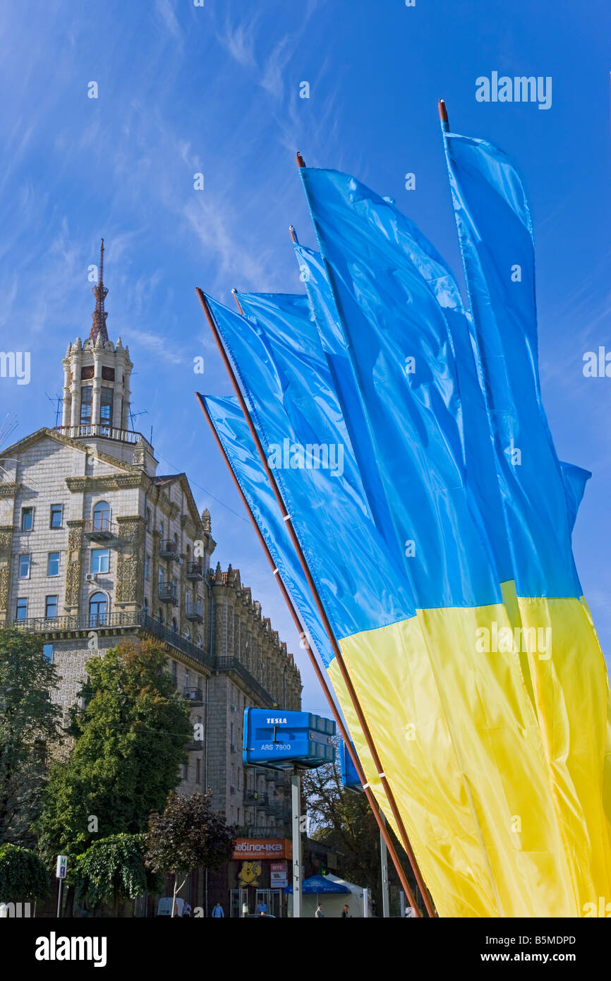 Drapeaux nationaux dans la région de Maidan Nezalezhnosti (Place de l'indépendance), Kiev, Ukraine Banque D'Images