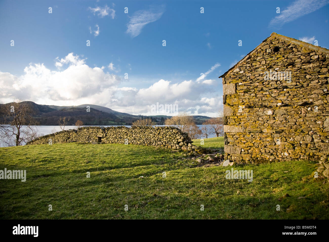 Grange en pierre à l'abandon sur le côté du lac Ullswater Cumbria Banque D'Images