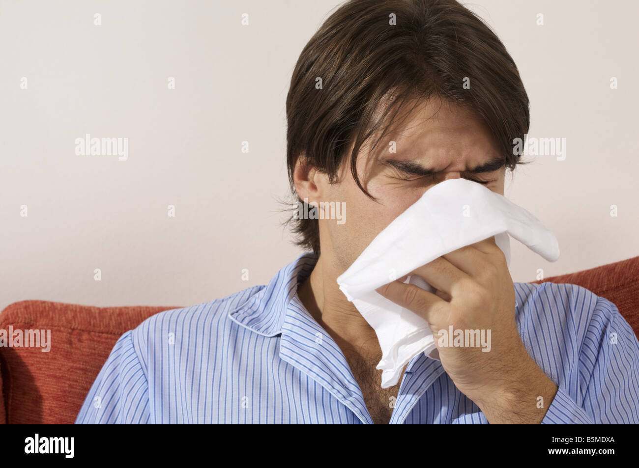 Un homme soufflant son nez Banque D'Images