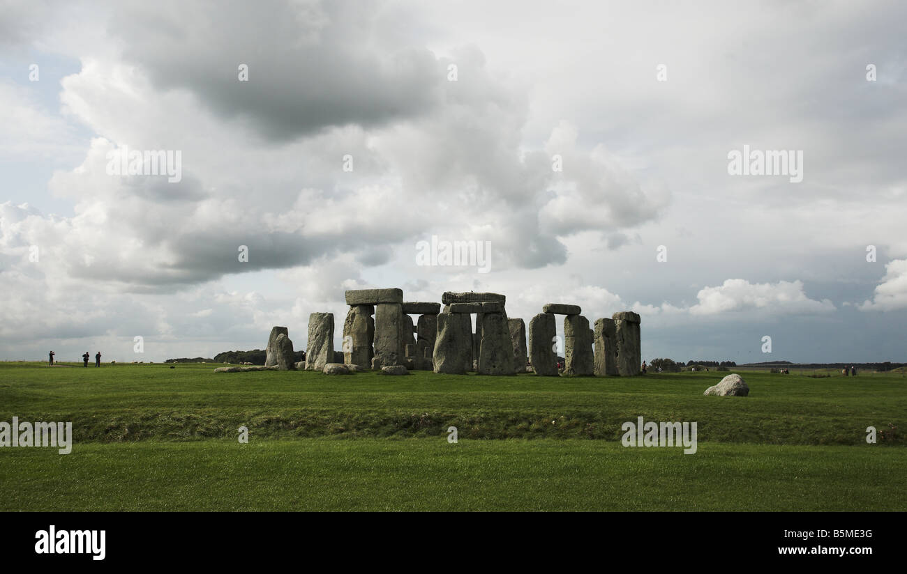 Ancien monument de Stonehenge sur un jour nuageux dans le Wiltshire, Angleterre. Banque D'Images