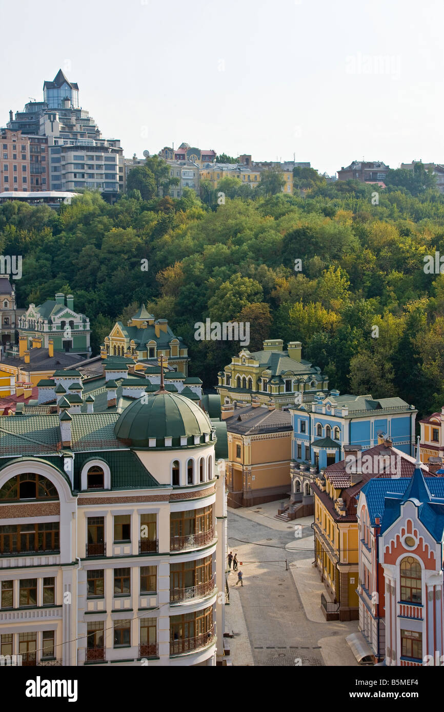 Vue sur des bâtiments colorés avec des toits multicolores dans une nouvelle zone résidentielle de Kiev, Ukraine, Europe de l'Est Banque D'Images