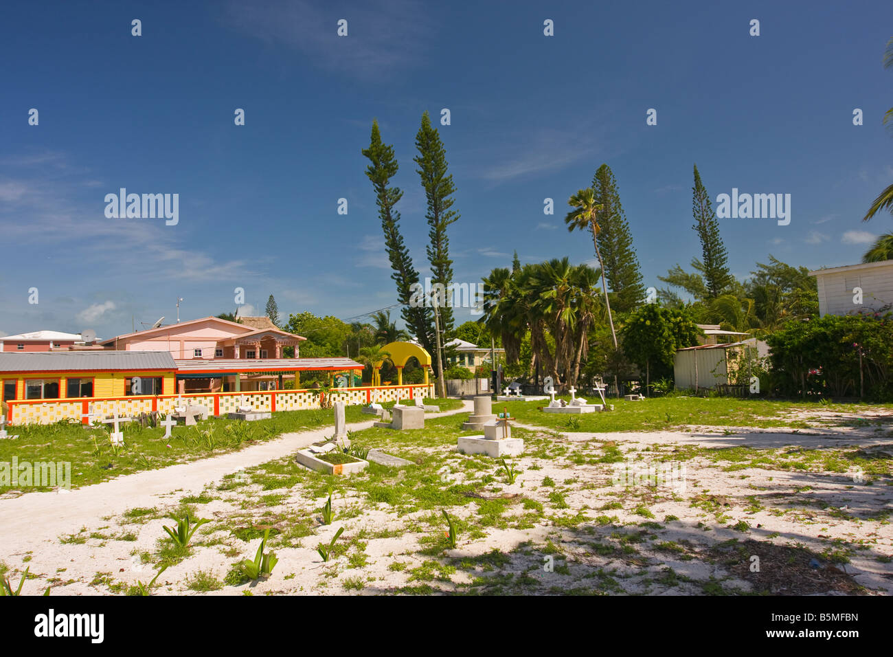 CAYE CAULKER BELIZE Cimetière et hôtel Banque D'Images
