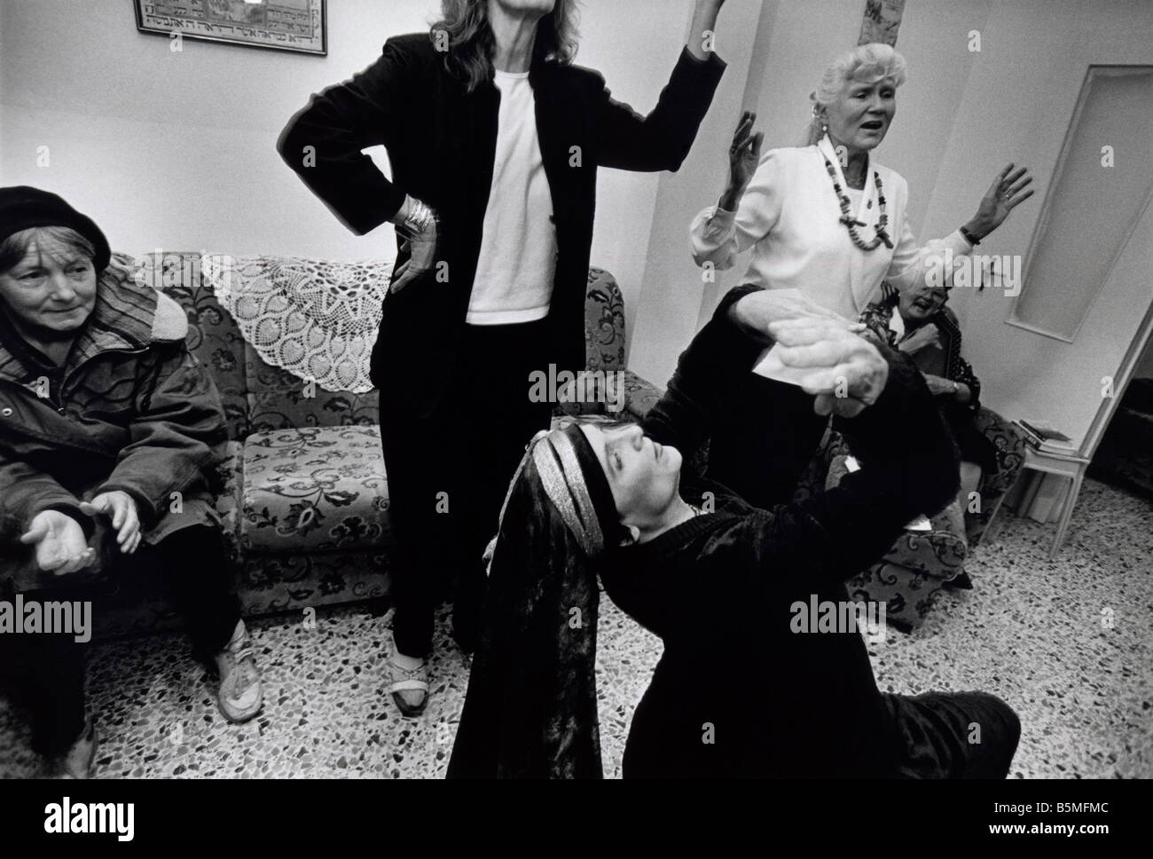 Les membres de la "Maison de Prière" un groupe de pèlerins chrétiens à une réunion de prière à Jérusalem, Israël Banque D'Images