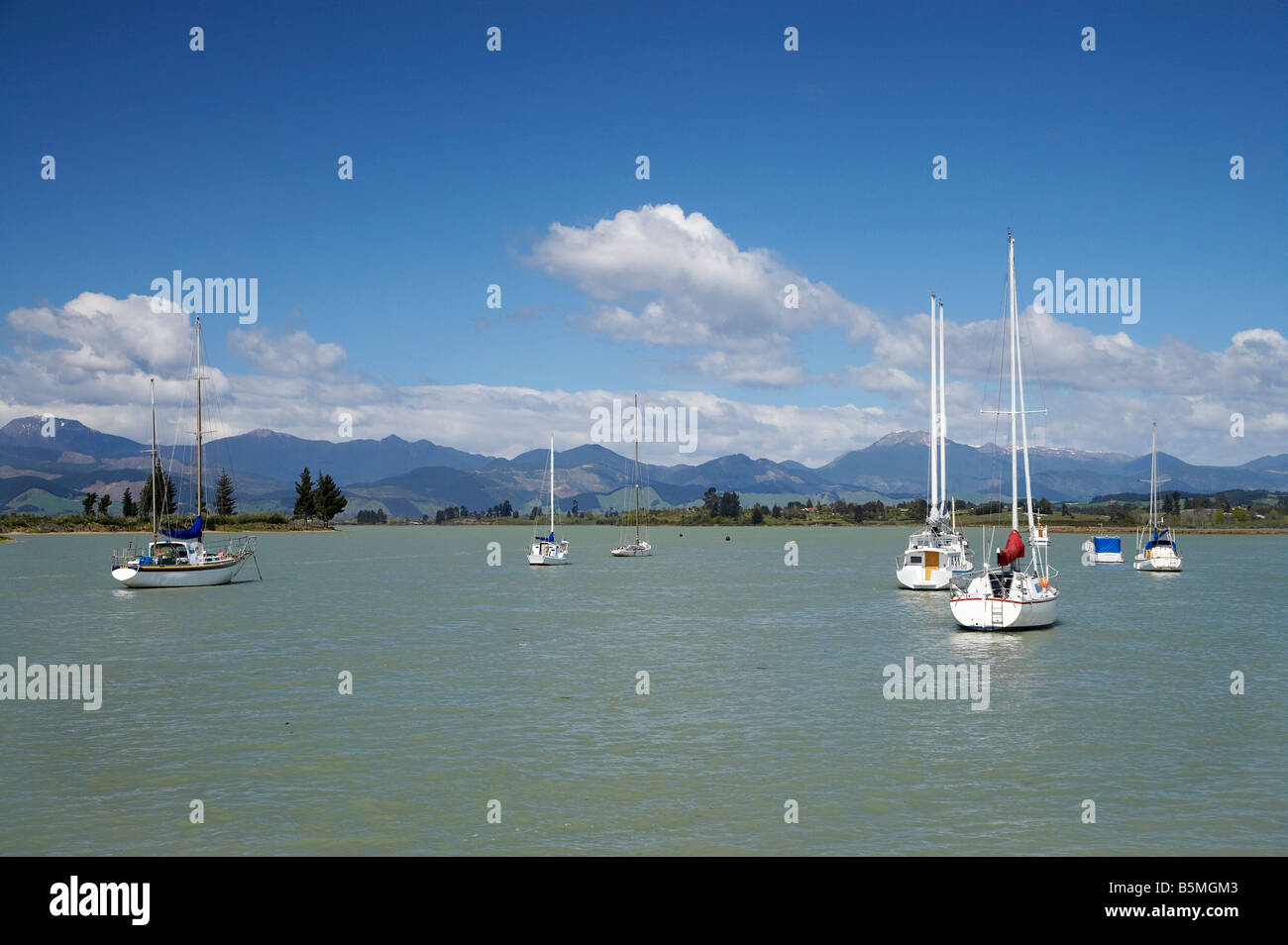 Yachts amarrés Waimea Inlet Mapua Nelson Tasman Bay Region ile sud Nouvelle Zelande Banque D'Images