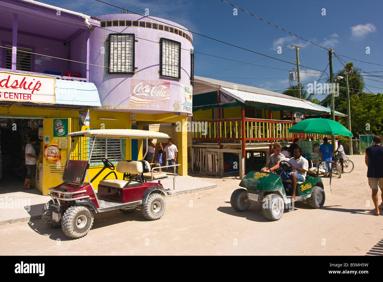 CAYE Caulker Belize - Scène de rue avec des voiturettes de golf près de l'amitié Centre Commercial. Banque D'Images