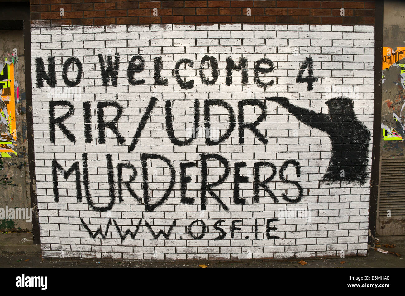 Murale sur le républicain et nationaliste Divis Street/Falls Road. 'Pas de bienvenue 4 RIR/UDR meurtriers. www.osf.ie' Banque D'Images