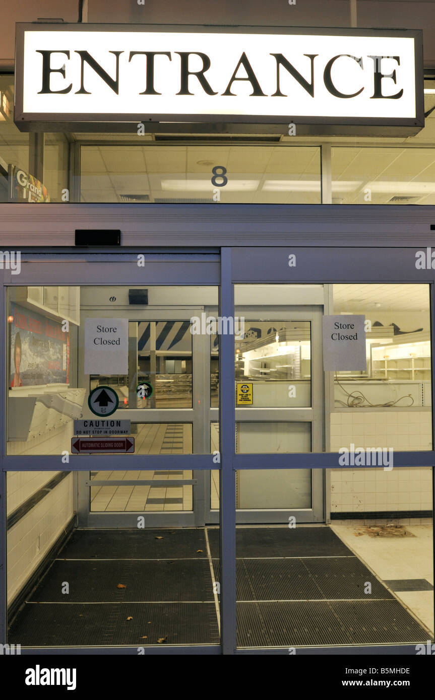 Panneau d'entrée éclairée la nuit pour arrêter store Banque D'Images