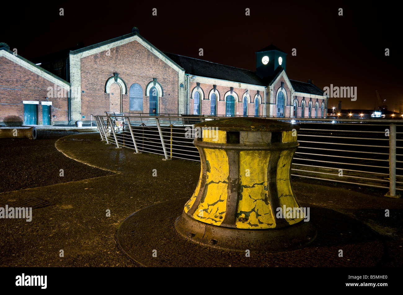 Étrave à l'extérieur de la station de pompage, Thompsons Thompsons Graving Dock, Belfast, dans la nuit. Banque D'Images