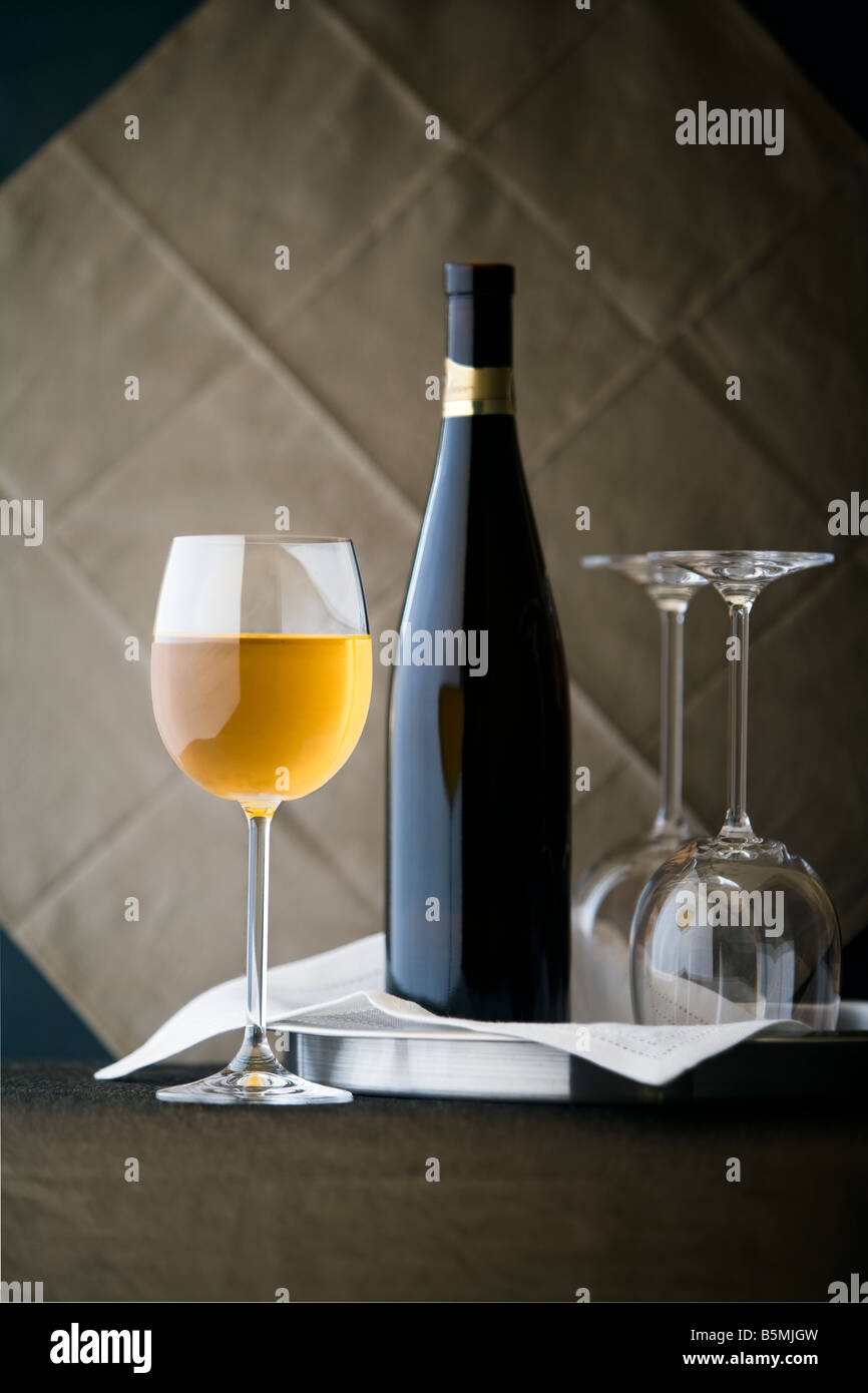 Bouteille et verre de vin blanc sur un plateau Banque D'Images