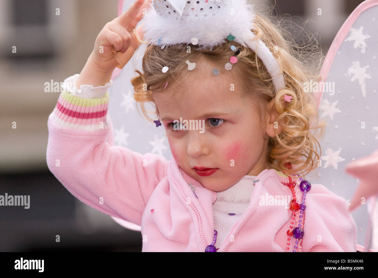 Petite fille habillé en rose angel pendant le carnaval de Bordeaux, France  Photo Stock - Alamy