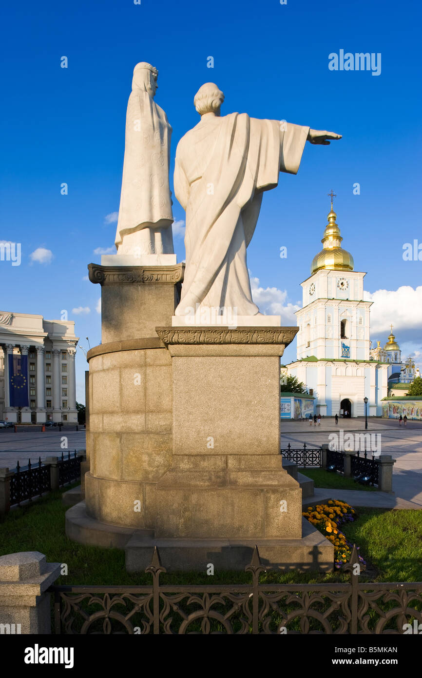Monument de la princesse Olha Olga à Mykhaylivska Square en face du monastère St Michaels Kiev Ukraine Banque D'Images