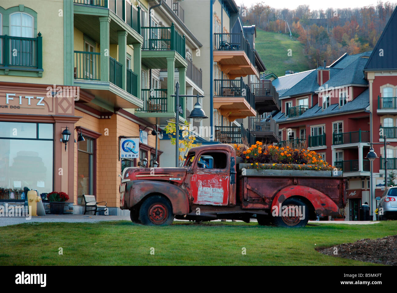 Vieux camion utilisé comme parterre au Blue Mountain Resort Collingwood, Ontario Canada Banque D'Images