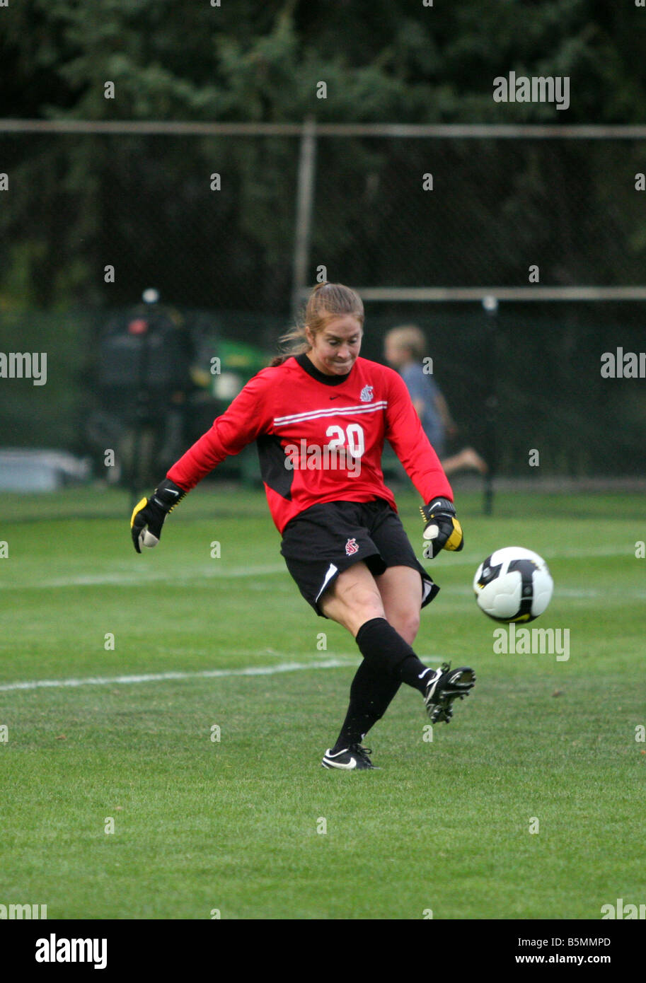Washington State women's soccer demi, Lindsay Parlee, efface la balle lors d'un match avec les Bulldogs de Gonzaga en visite. Banque D'Images