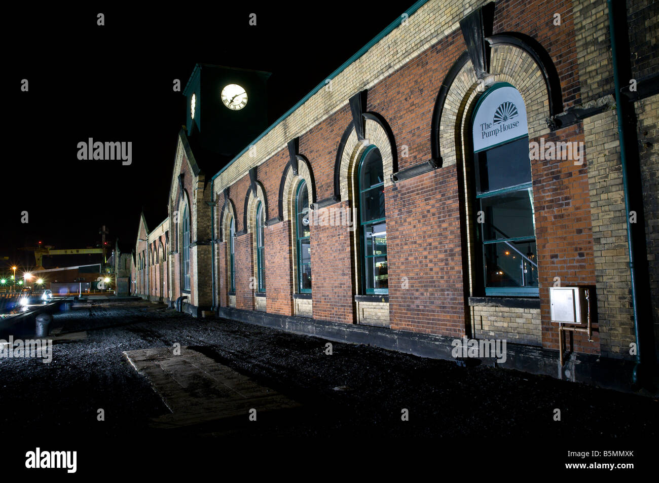 Thompsons station de pompage, Thompsons Graving Dock, Belfast, dans la nuit. Grues Harland and Wolff dans l'arrière-plan Banque D'Images