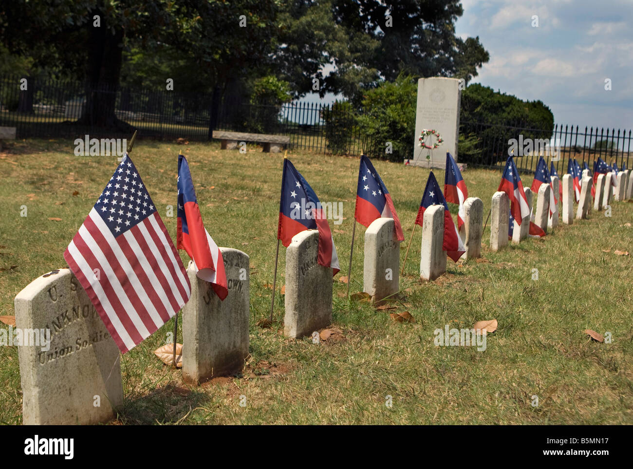 Pierres tête marquer les tombes d'un soldat de l'Union inconnue et plusieurs soldats confédérés, Confederate Cemetery, Appomattox Banque D'Images