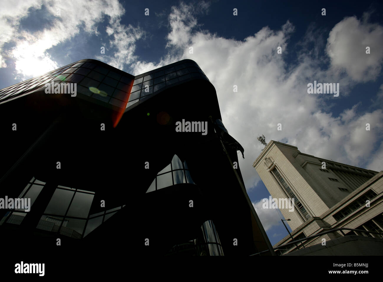 Ville de Nottingham, Angleterre. Silhouette du Centre Royal théâtre du Royal Concert Hall et le bâtiment de l'Université Trent. Banque D'Images