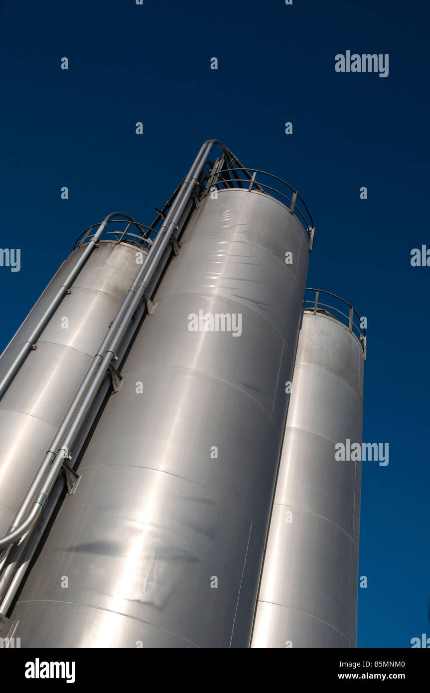 Les silos à grains contre un ciel bleu profond, le nord de l'Angleterre Banque D'Images