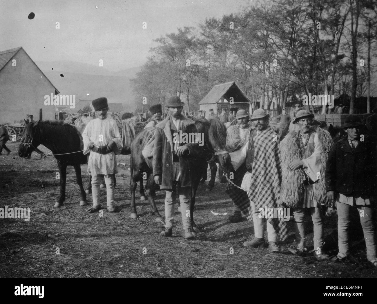 2 V60 U1 1916 E Hongrois avec les chevaux déployée pour la guerre d'Ethnologie de l'Hongrie Hongrois du sud les agriculteurs avec leurs chevaux déployé Banque D'Images