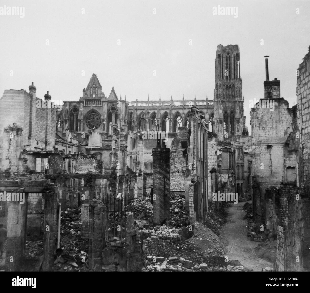 5FK R2 E1 1919 2 LA PREMIÈRE GUERRE MONDIALE, la cathédrale de Reims Reims Photo France Dep Marne Cathédrale les dommages de la guerre de l'offensive allemande vue extérieure n Banque D'Images