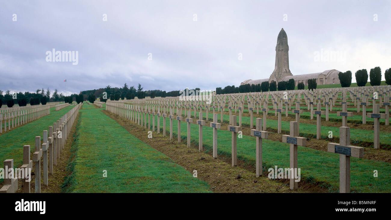 5FK V5 E1 1994 10 E Nat Cimetiere de Douaumont Verdun Cimetiere 1994 Photo France National et Ossuaire de Dou aumont ce militaire Banque D'Images