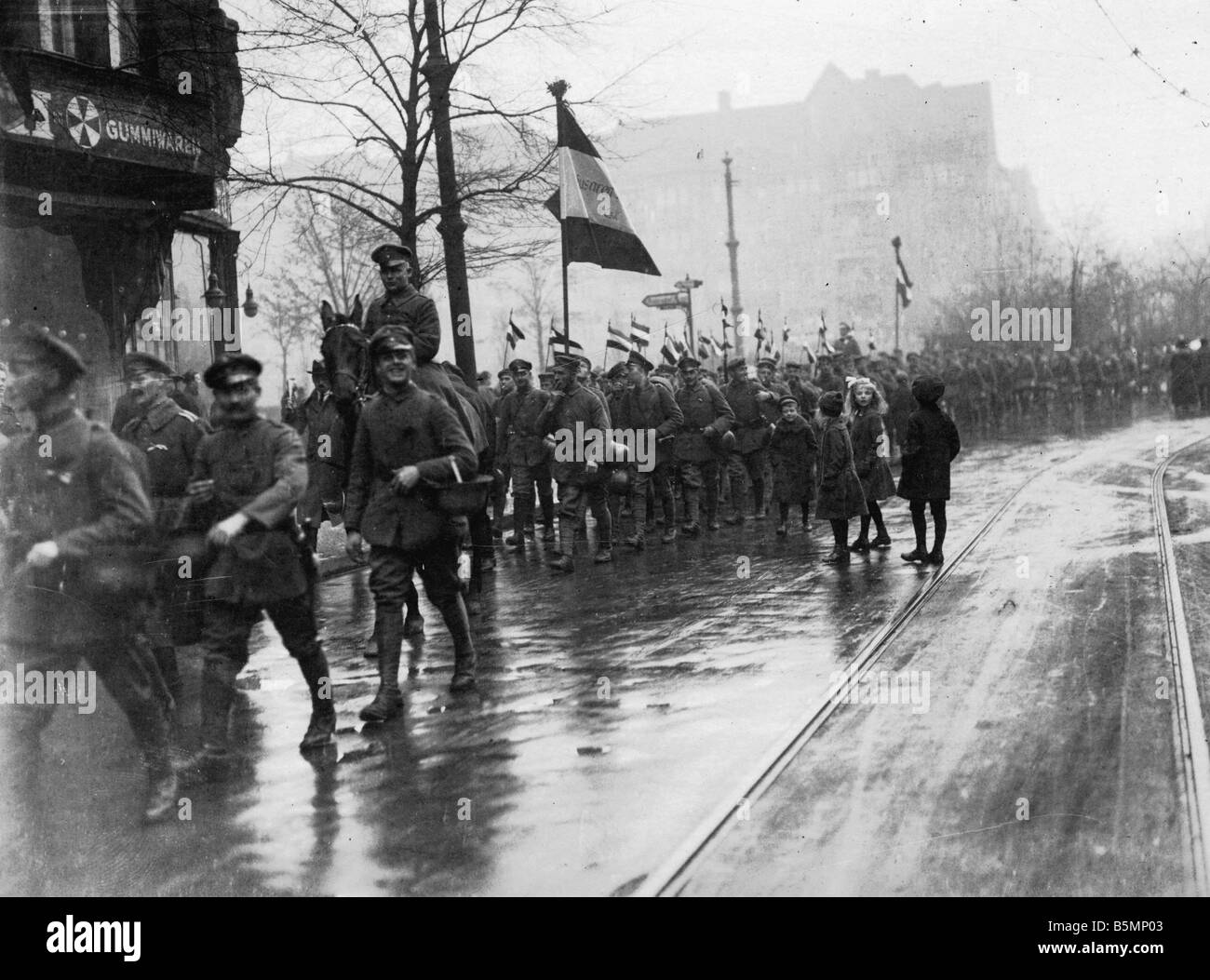 8 1918 1210 A1 3 gardes allemands retour accueil Berlin 1918 Fin de la Première Guerre mondiale, Berlin 1918 Retour des gardiens le 10 12 1918 Une inf Banque D'Images