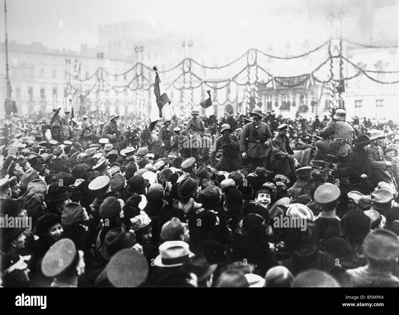 8 1918 1210 A1 E gardes allemands retour accueil Berlin 1918 Fin de la Première Guerre mondiale, Berlin 1918 Retour des gardiens le 10 12 1918 Un corbeau Banque D'Images