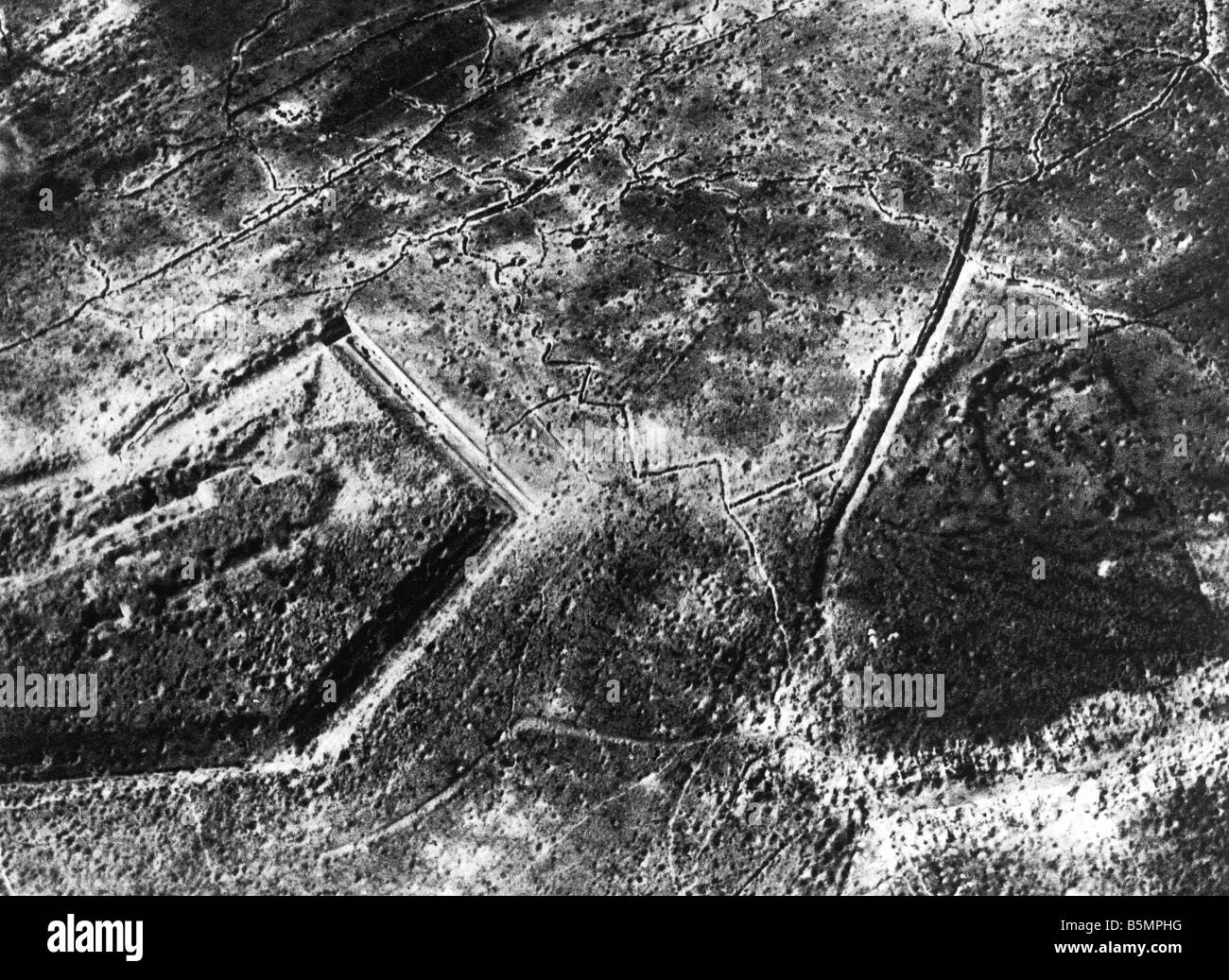 9 1916 1024 A1 2 E Douaumont après récupération 1916 World War 1 1914 18 Western Front Bataille de Verdun 1916 photo aérienne de destrée Banque D'Images