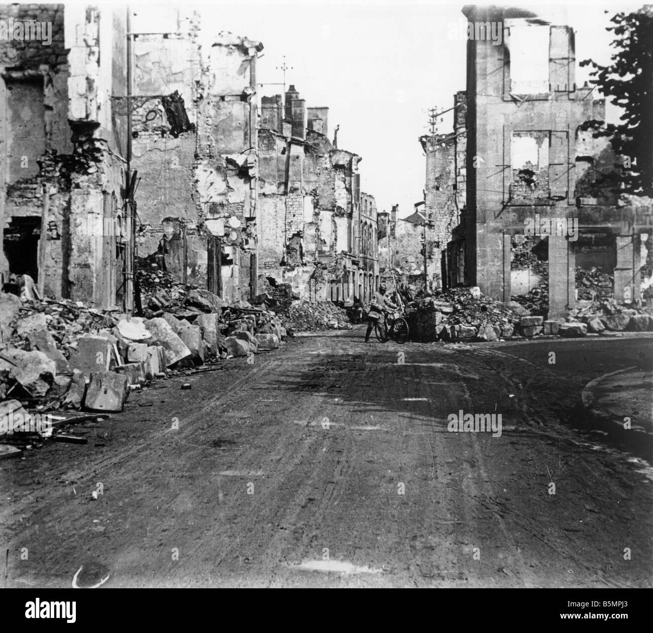 9 1916 221 A2 2 Verdun en ruines 1916 Première Guerre mondiale Front Ouest Bataille de Verdun 1916 Début de l'attaque allemande le 21 févr. Banque D'Images