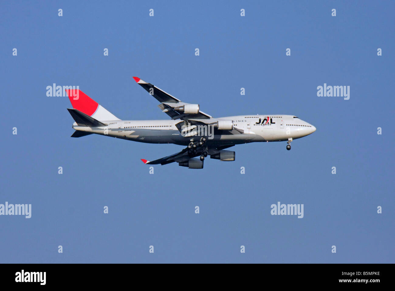 Japan Airlines Boeing 747-400 d'avions de transport de passagers s'approche à la terre Tokyo Japon Banque D'Images