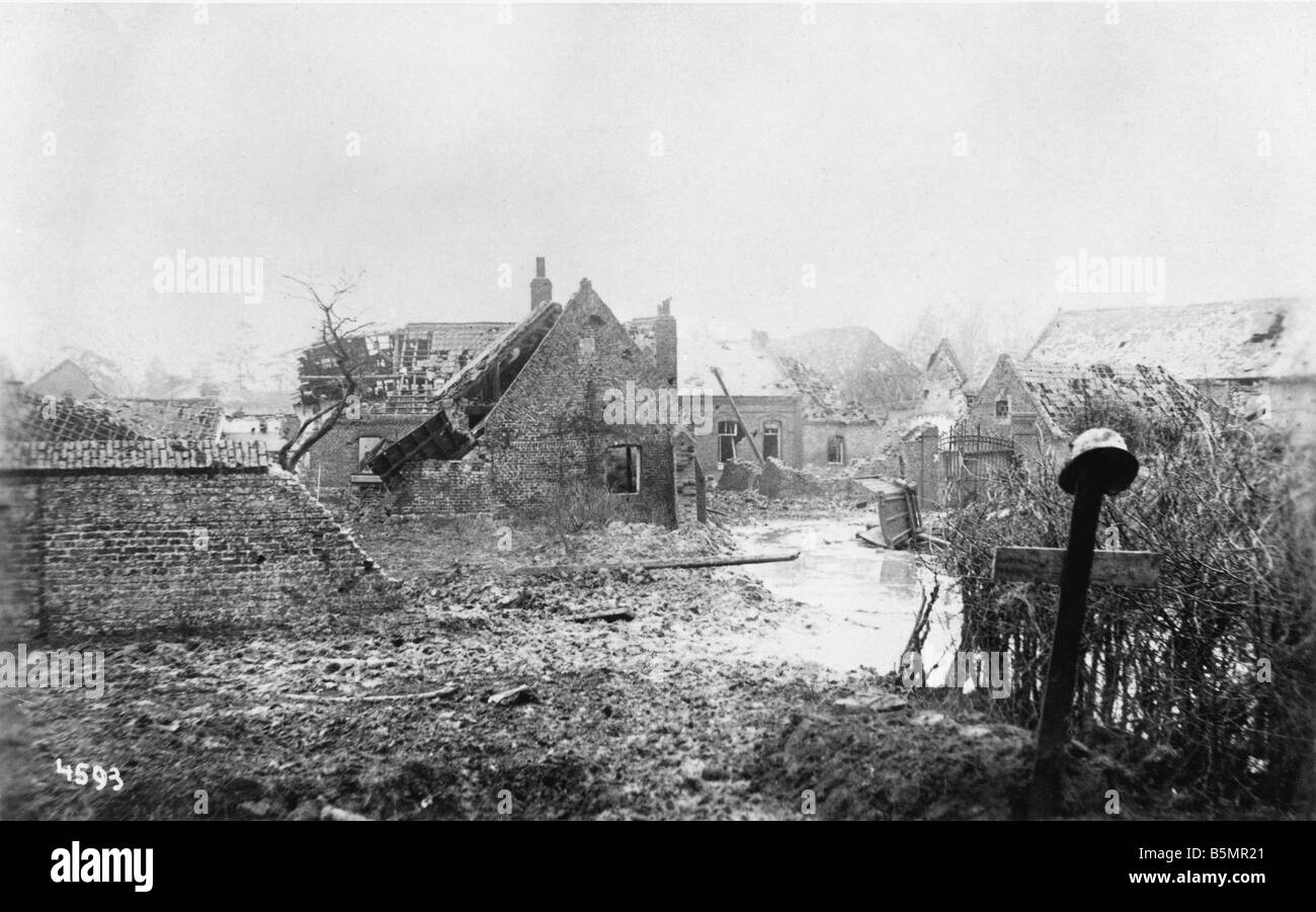 9 1917 0 0 A4 E Soldat tombe sur front de l'Ouest 1917 1 Guerre mondiale guerre Soldat zone Ouest tombe à la périphérie d'une ville détruite Banque D'Images