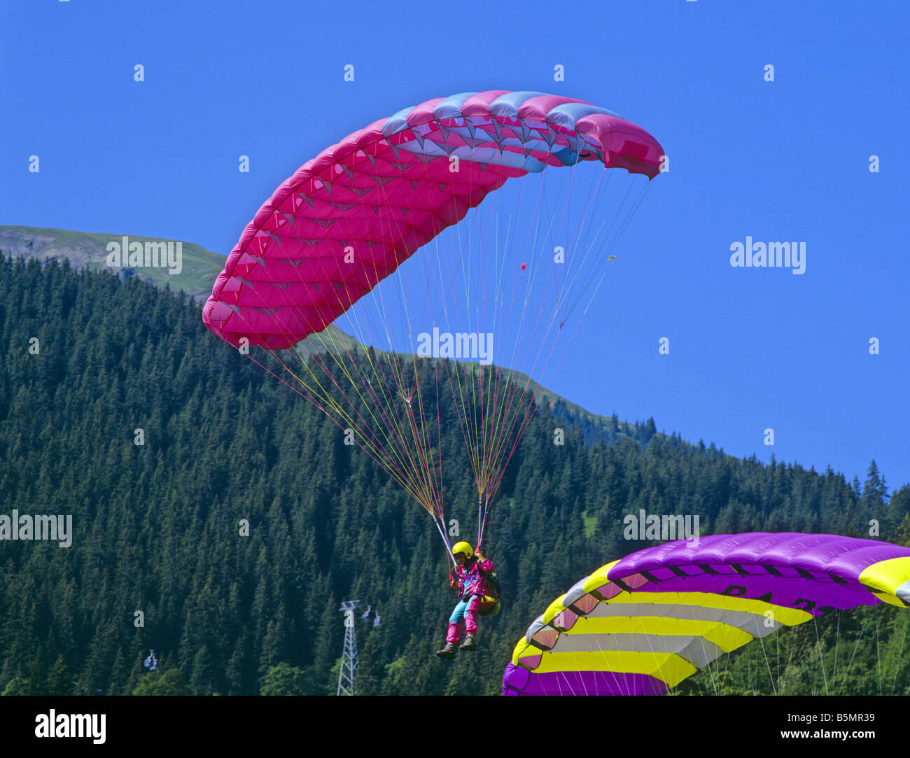 Deux parapentes voler au-dessus de Grindelwald Suisse Banque D'Images
