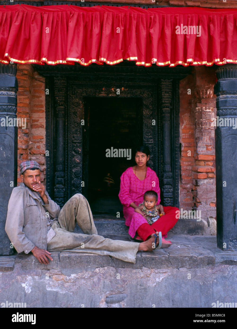 Assis à l'extérieur chambre famille Inde, Delhi, Inde Banque D'Images