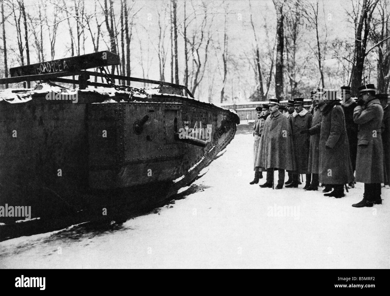 9 1917 1120 A2 28 E WW1 tank anglais capturés Inspection World War 1 1914 18 France bataille de Cambrai 20e 29e 111917 Offensi Banque D'Images