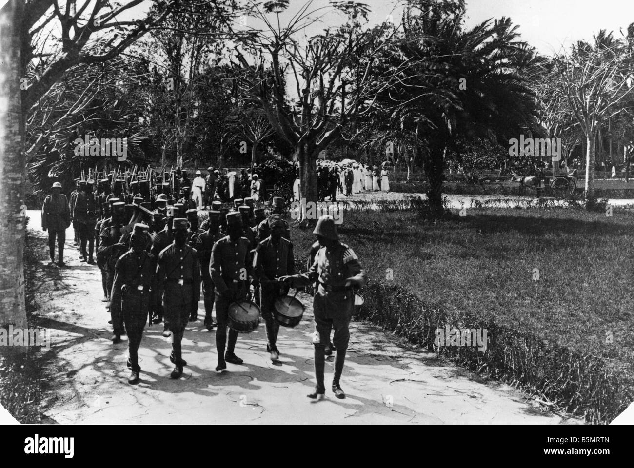 9AF 1914 0 0 A3 2 E Parade des forces de deux points l'Afrique orientale allemande Seconde Guerre mondiale 1 Guerre dans les colonies l'Afrique orientale allemande maintenant Tanzanie Band Banque D'Images