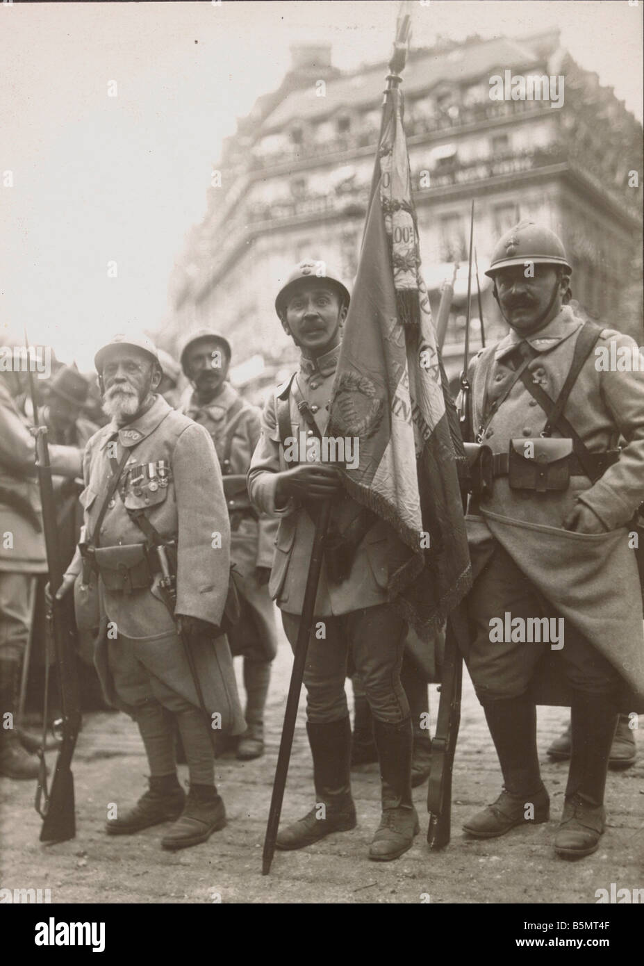9FK 1919 7 14 A1 20 14 7 cel victoire Paris 1919 drapeaux Paris 14 juillet 1919 victoire des alliés les célébrations de la fin de la PREMIÈRE GUERRE MONDIALE, de mars Banque D'Images 9FK 1919 7 14 A1 20 14 7 cel victoire Paris 1919 drapeaux Paris 14 juillet 1919 victoire des alliés les célébrations de la fin de la PREMIÈRE GUERRE MONDIALE, de mars Banque D'Images