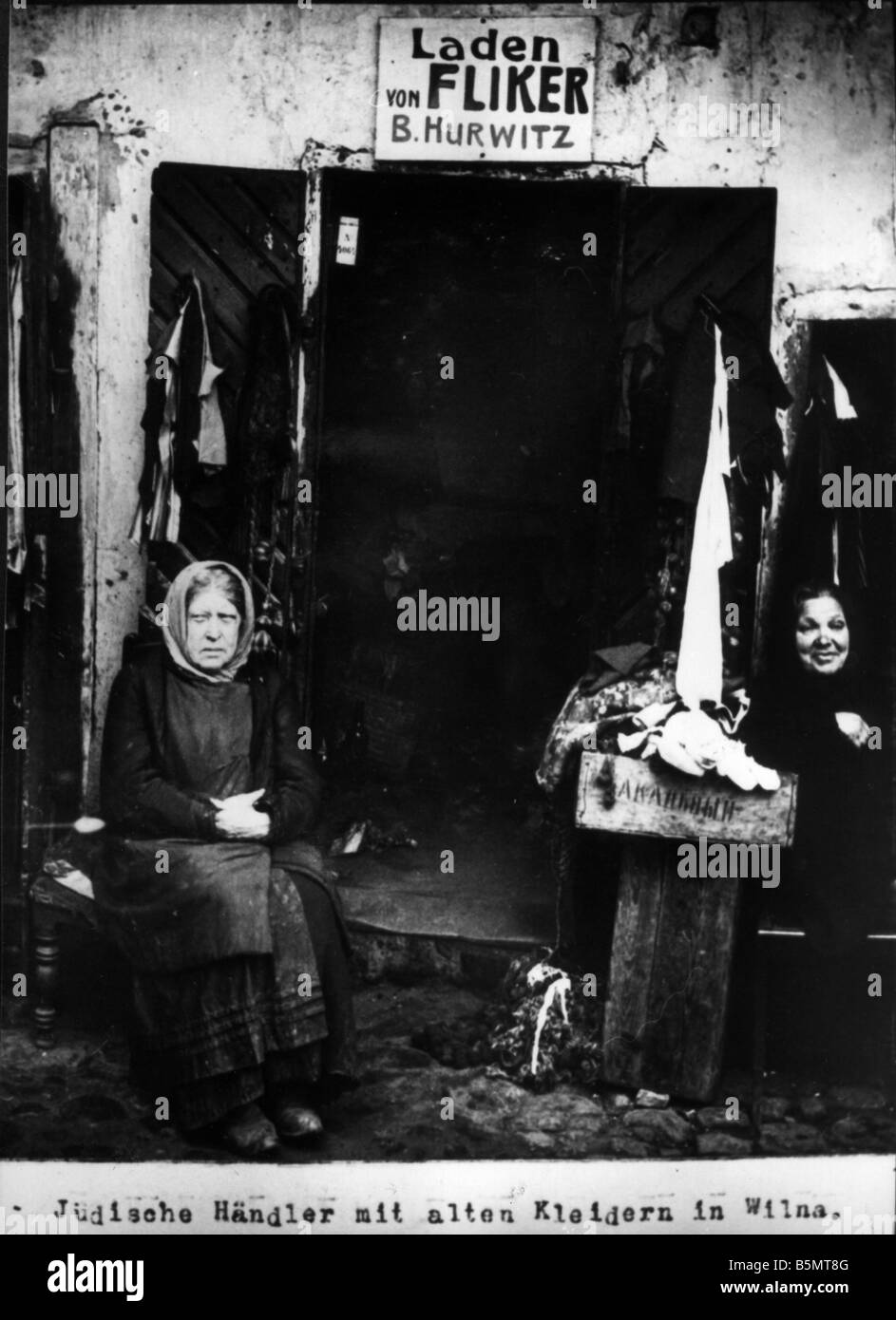 9EST 19150 0 A1 5 vendeur vêtements juif 1915 Histoire du Judaïsme les Juifs de l'Est vendeur juif avec de vieux vêtements à Wilna Photo c Banque D'Images