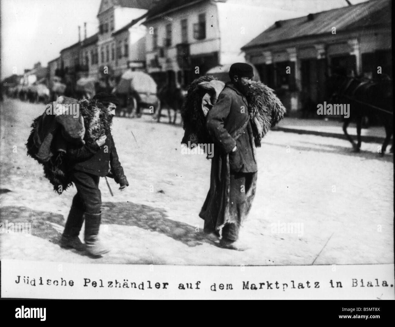 9EST 191500 A1 55 fourrure juif vendeur à Biala 1915 Histoire du Judaïsme les Juifs de l'est encore de la fourrure juif le marché à Biala Pho Banque D'Images