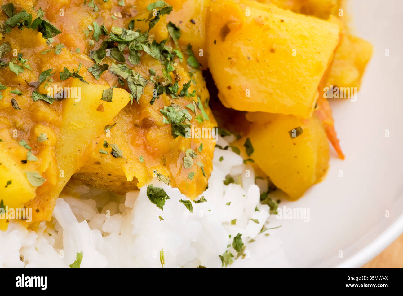 Cuisine indienne curry de pommes de terre aux lentilles macro Banque D'Images