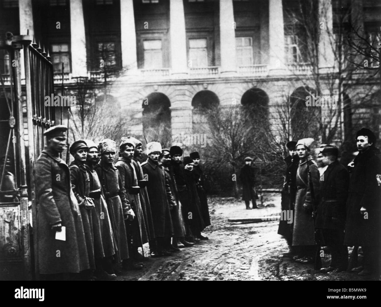 9ème 1917 0 0 A3 2 1917 Révolution rouge garde à l'Institut Smolny Révolution Russe 1917 Gardes Rouges et révolutionnaires sodiers en dehors Banque D'Images