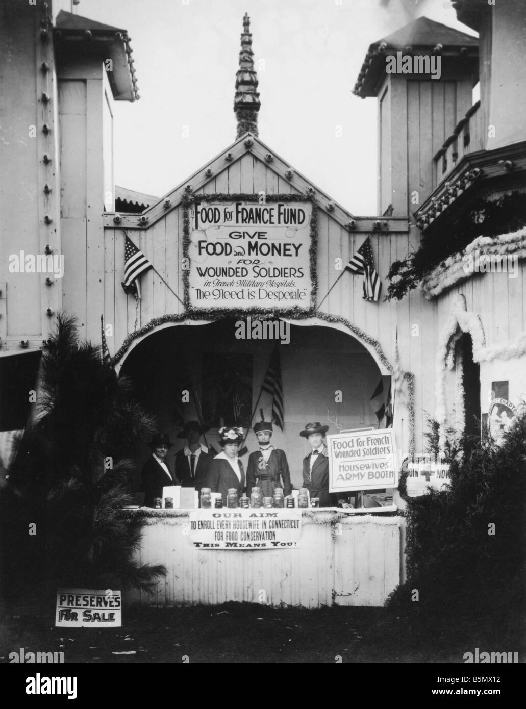9US 19170 0 H1 USA 1917 Collection pour blessés de guerre mondiale a vendre Plats Appellations Millésimes 1 USA 1917 18 femmes au foyer de Hartford Connecticut collecter des aliments Banque D'Images