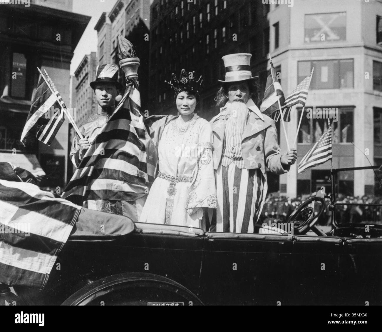 9US 1918 101 A1 Parade pour l'Oncle Sam 1918 emprunts de guerre Guerre Mondiale 1 USA parade chinoise comme campagne de publicité pour la 4ème emprunt de guerre Banque D'Images