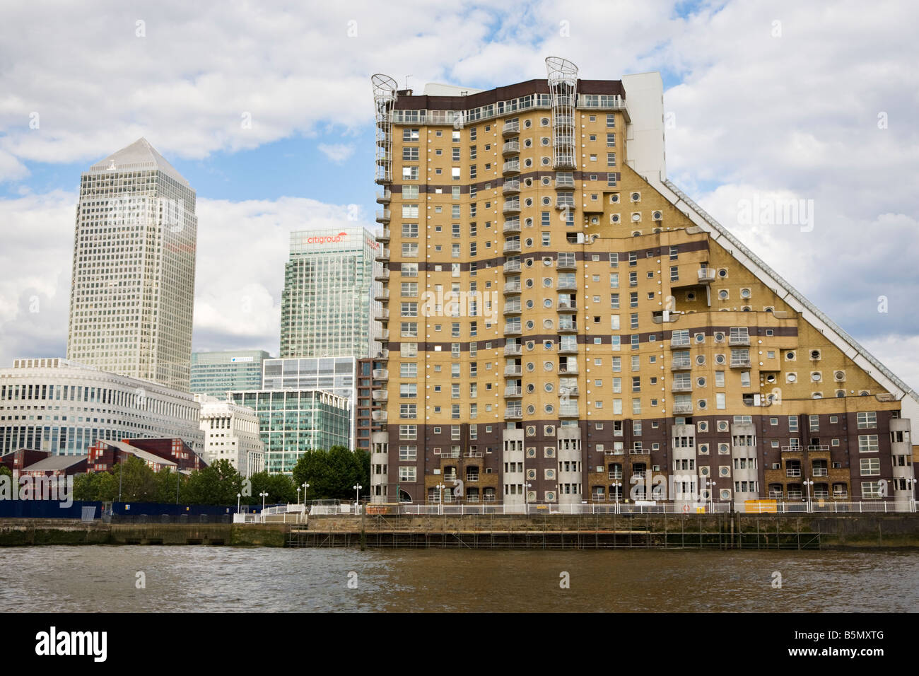 Canary Wharf, la tour de Citigroup et d'autres édifices comme vu de l'autre côté de la rivière Thames Banque D'Images