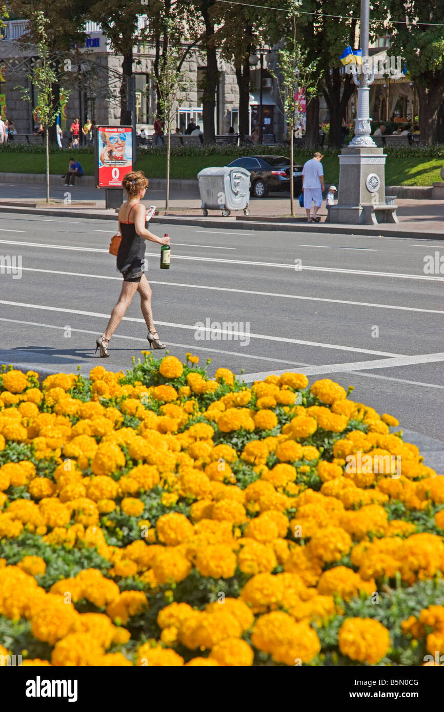 Femme marchant sur le principal de la rue Khreshchatyk, près de la place de l'indépendance, à Kiev, Ukraine Banque D'Images