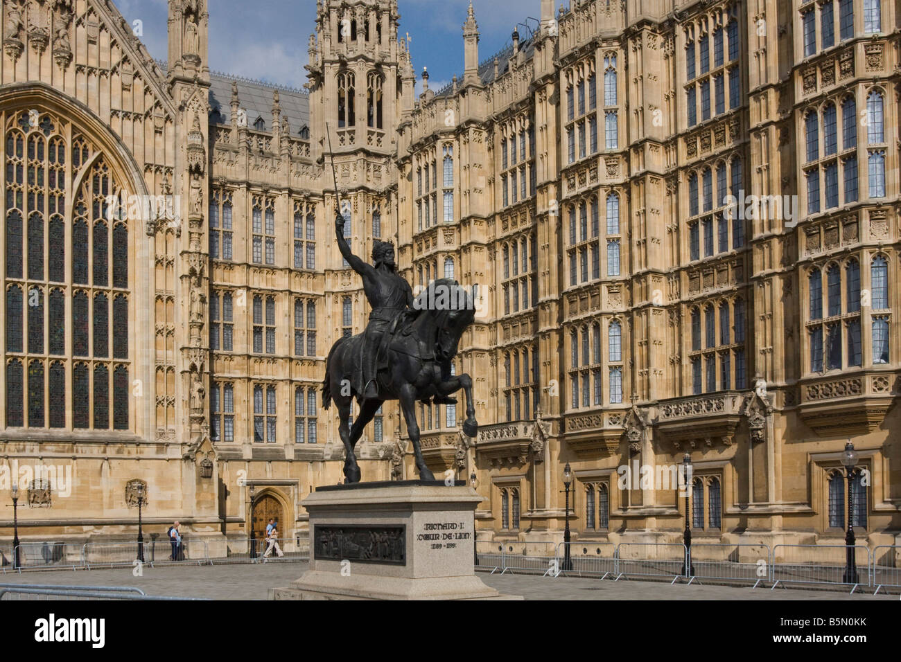 Richard Coeur de Lion statue en Vieux Palais Cour avec des chambres du Parlement Londres Angleterre GO UK Europe Banque D'Images