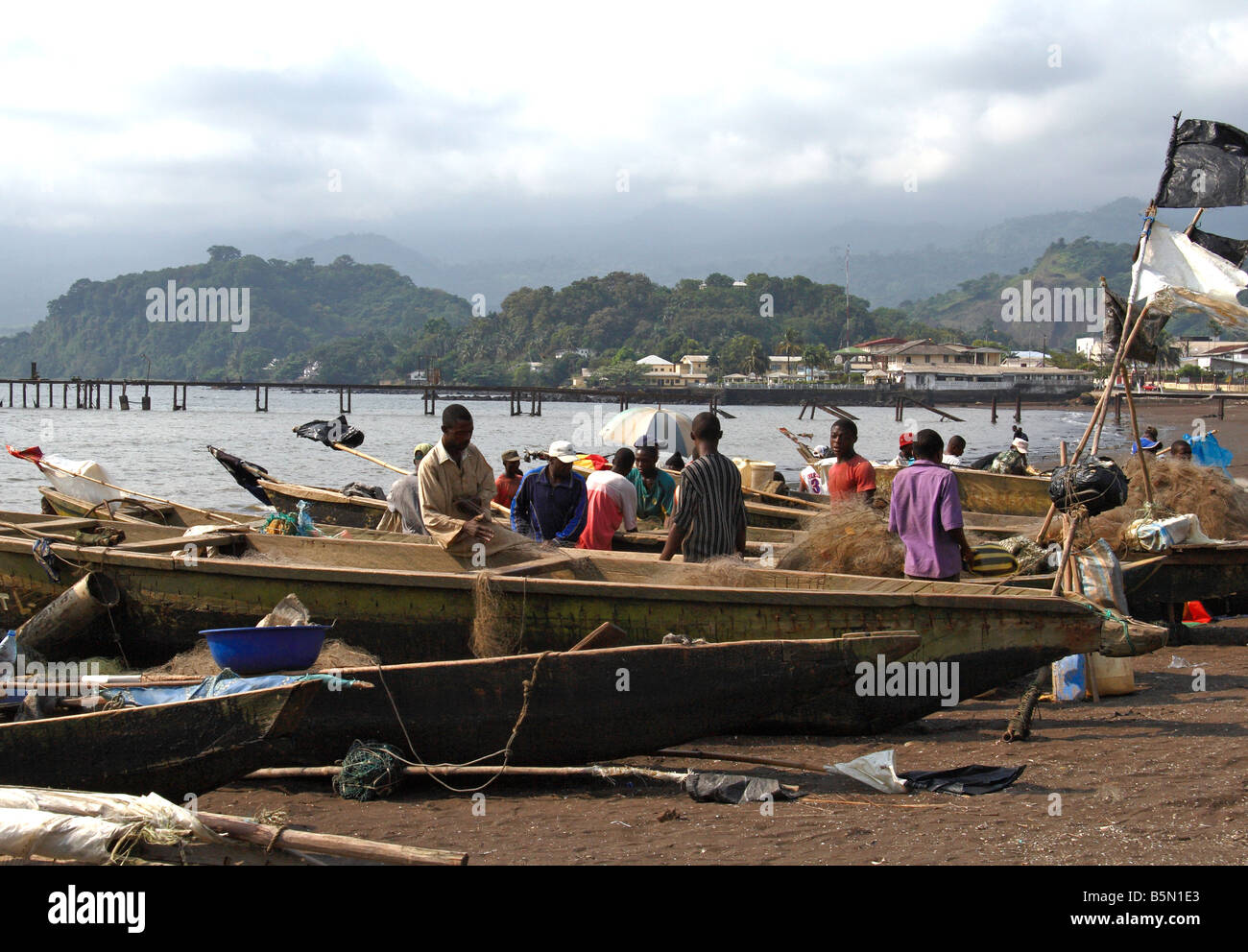 Les pêcheurs et bateaux à Limbé Cameroun Afrique de l'Ouest Le Mont Cameroun en arrière-plan Banque D'Images