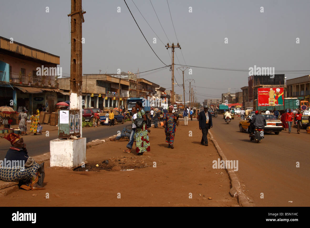 Scène de rue dans la zone commerciale de Bafoussam Cameroun Province de l'Ouest Afrique de l'Ouest Banque D'Images