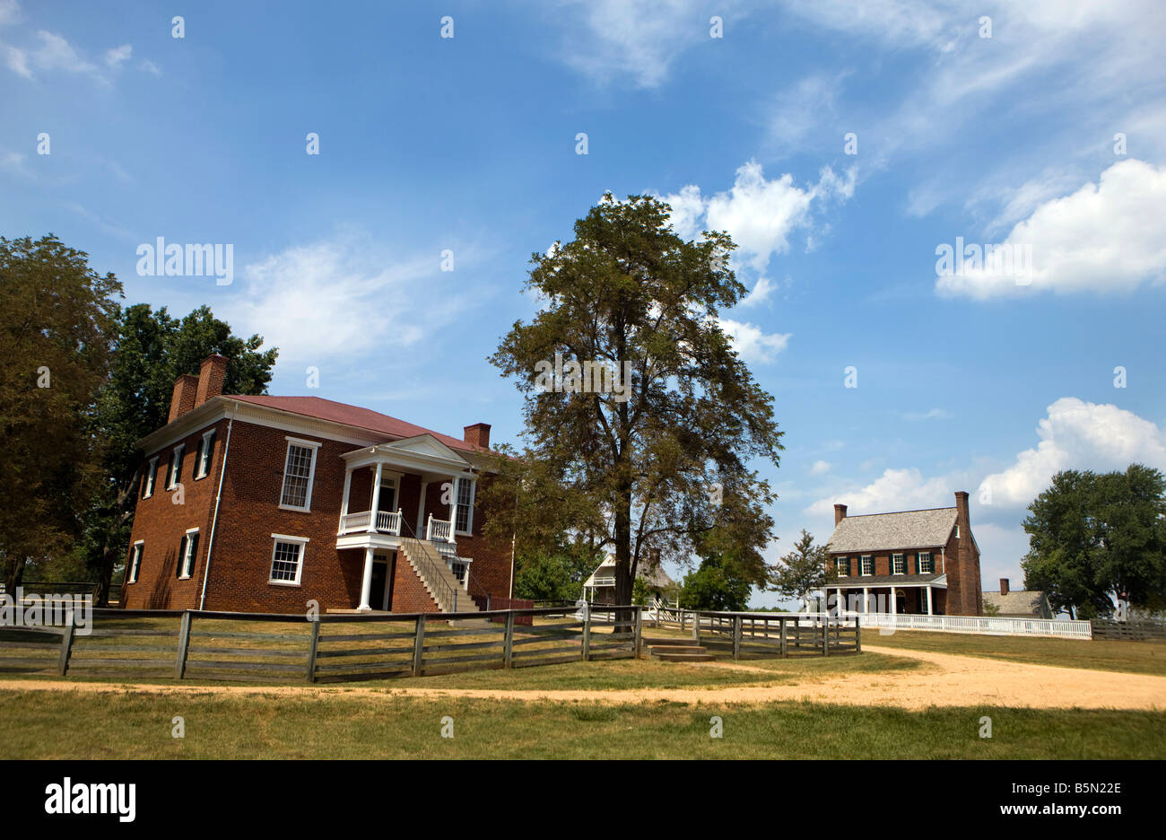 Appomattox County Courthouse (aujourd'hui centre des visiteurs du NPS), avec Clover Hill Tavern en arrière-plan, en Virginie Banque D'Images