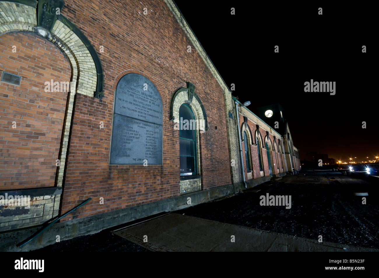 Thompsons station de pompage, Thompsons Graving Dock, Belfast, dans la nuit. Banque D'Images